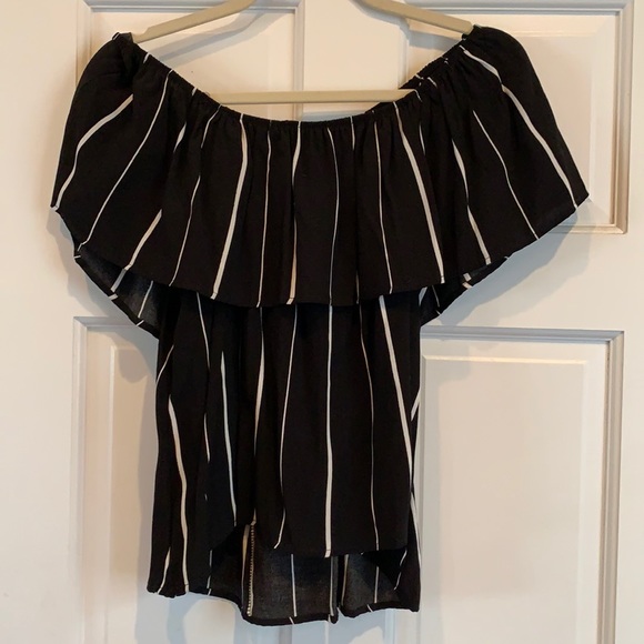 Honey Punch off the shoulder top. Blk/white. Large - Picture 1 of 6